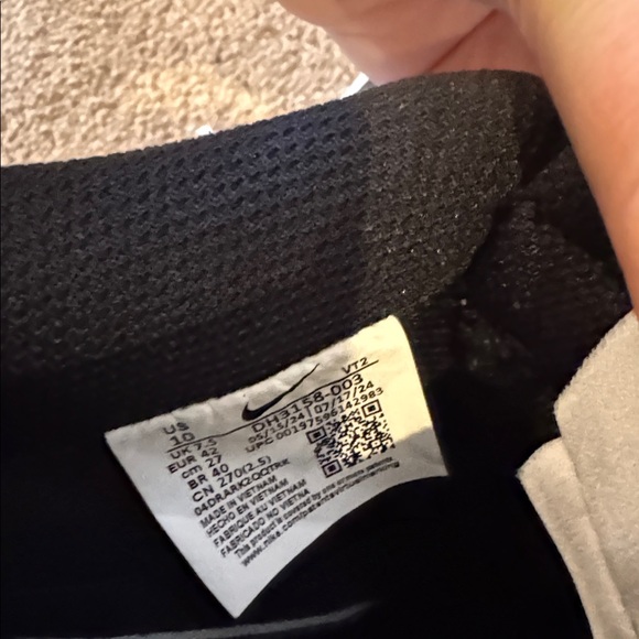 Nike Black and White Women's Sneakers - Picture 3 of 4